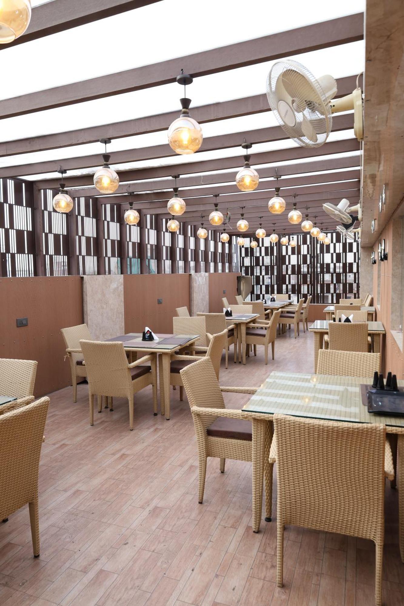 호텔 데바 인 바라나시 외부 사진